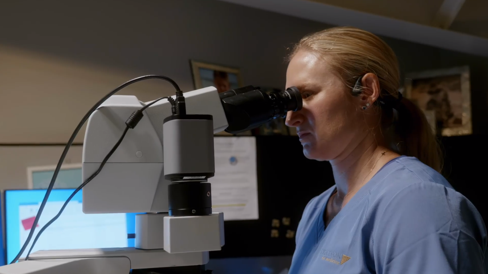 Pathologiste au microscope